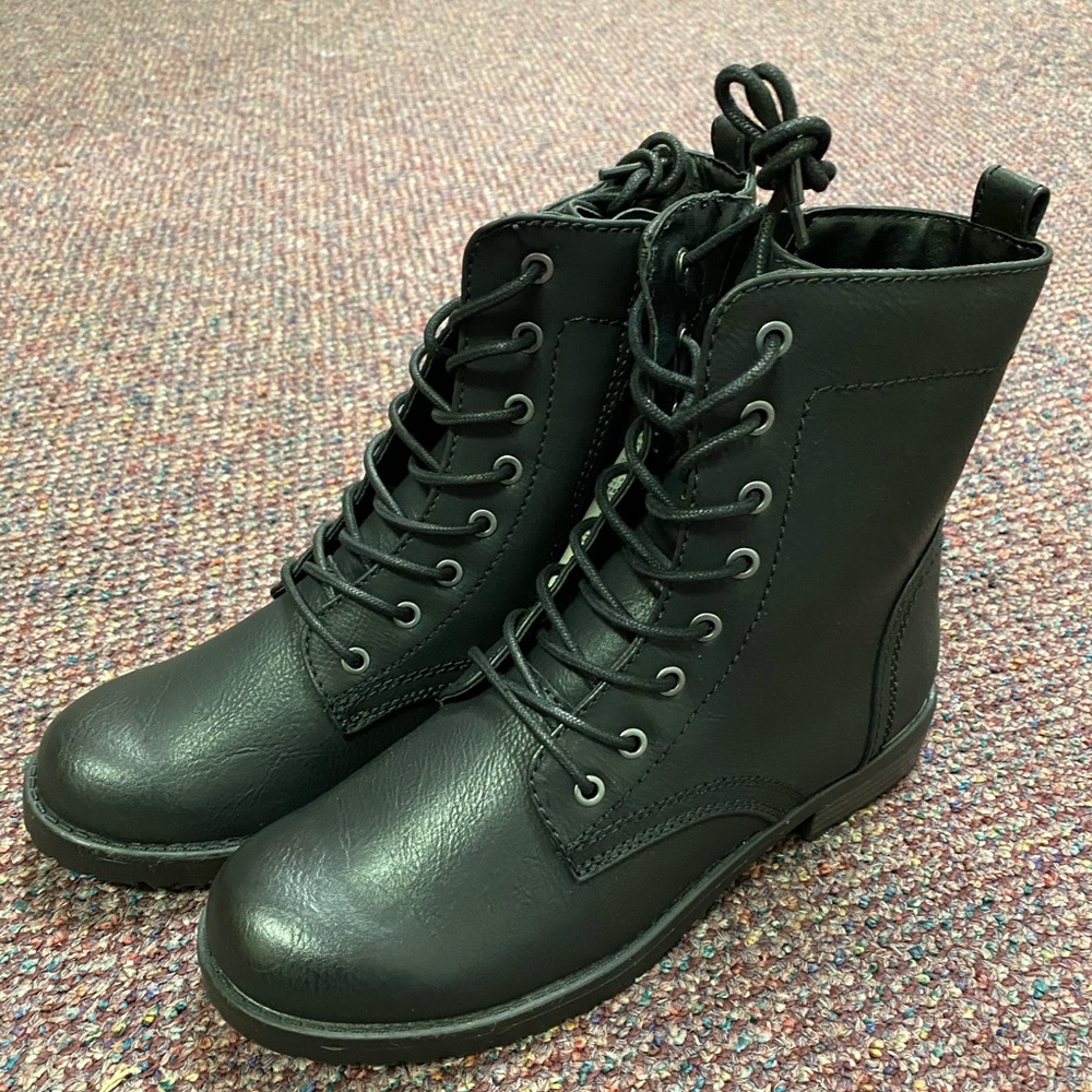 Essentials, women’s Collins Combat Boot. Black 8.5